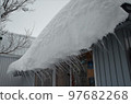 從屋簷照片材料突出的雪飛簷 97682268