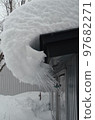 從屋簷照片材料突出的雪飛簷 97682271