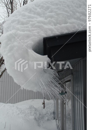 從屋簷照片材料突出的雪飛簷 97682271