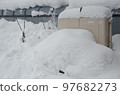 埋在雪中的煤油罐 - 圖庫照片 97682273