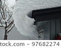 從屋簷照片材料突出的雪飛簷 97682274