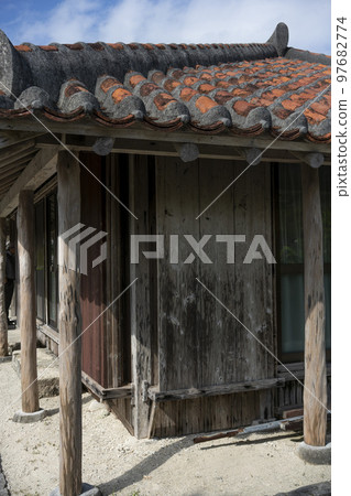 Red Ryukyu tiles and plastered roofs, Ryukyu-style houses supported by round wooden beams Taketomi Island Important Preservation District for Groups of Traditional Buildings 97682774
