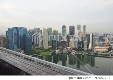 從濱海灣金沙酒店的無邊泳池欣賞新加坡的壯麗景色 從濱海灣金沙酒店的無邊泳池欣賞新加坡的壯麗景色 97682797