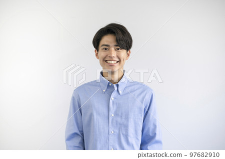 一個年輕人看著鏡頭微笑 97682910