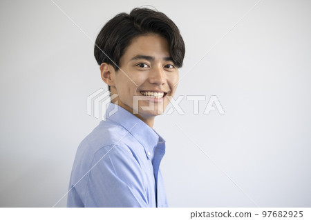 一個二十多歲的男人對著鏡頭微笑 97682925