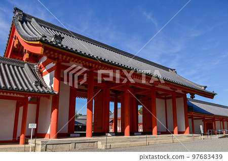 [Kyoto] The center of Kyoto, the Kyoto Imperial Palace (Kyoto Gyoen) Tradition and history are packed in a calm atmosphere. 97683439