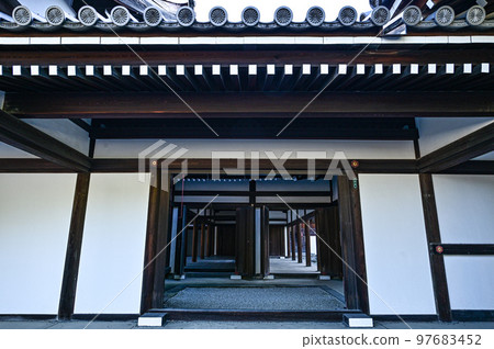 [Kyoto] The center of Kyoto, the Kyoto Imperial Palace (Kyoto Gyoen) Tradition and history are packed in a calm atmosphere. 97683452