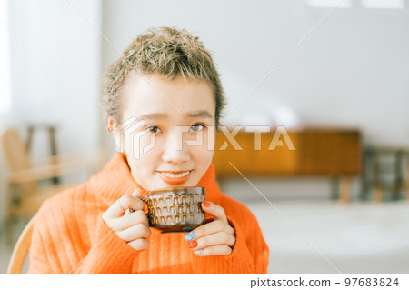 一個女人喝咖啡 97683824