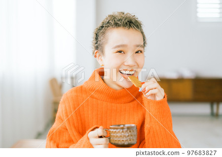 吃快餐的婦女 97683827
