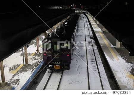 在網走站等待出發的 Kiha 40 柴油火車 97683834