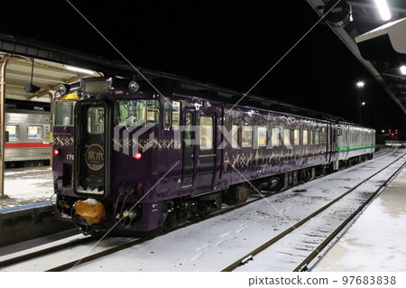 在網走站等待出發的 Kiha 40 柴油火車 在網走站等待出發的 Kiha 40 柴油火車 97683838