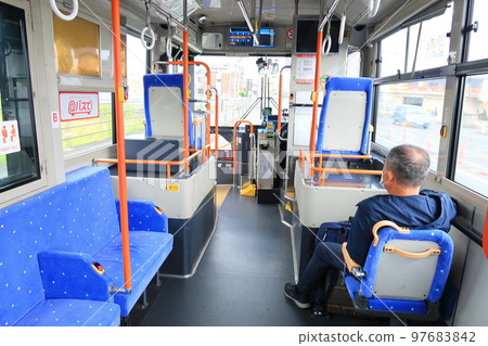 白天乘客較少的巴士內 白天乘客較少的巴士內 97683842