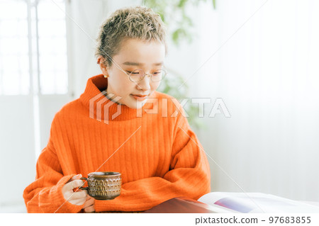 一邊喝咖啡一邊看雜誌的女人 97683855