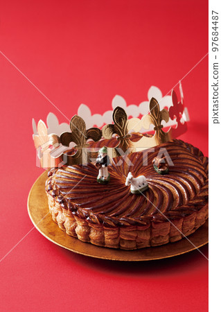 Galette des rois on a plate / Galette des rois 97684487