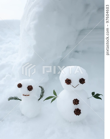 Snowman Kamakura playing in the snow 97684683