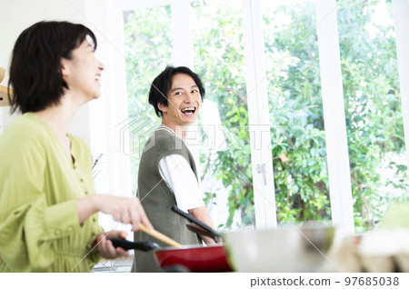 年輕夫婦做飯 97685038