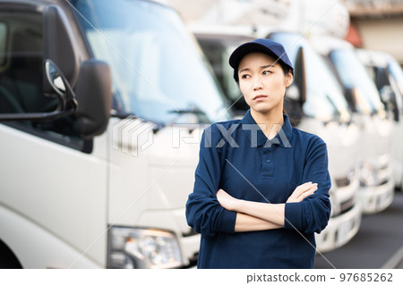 Young female worker in the delivery industry (worried, worried) 97685262