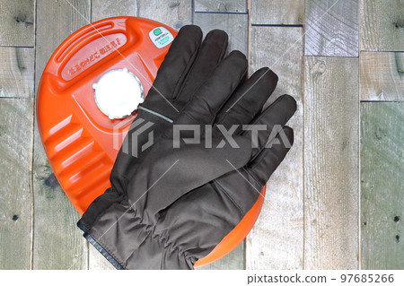 熱水瓶和手套 熱水瓶和手套 97685266