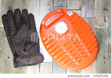 熱水瓶和手套 97685269