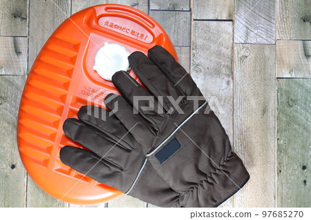 熱水瓶和手套 熱水瓶和手套 97685270