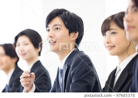 研討會 西裝革履的年輕男女 97685378
