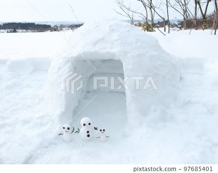 雪地裡玩耍的鎌倉雪人 97685401