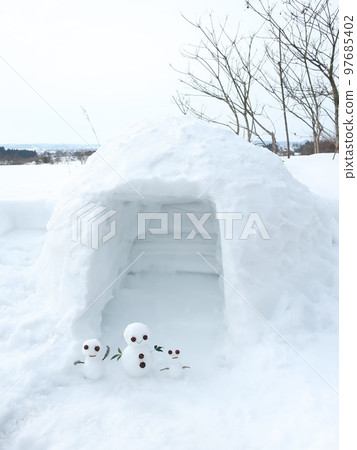 雪地裡玩耍的鎌倉雪人 雪地裡玩耍的鎌倉雪人 97685402