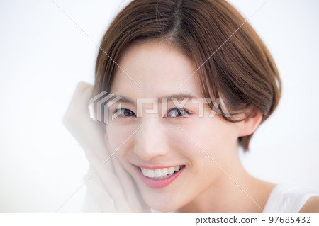 美女圖片 穿背心的女人的肖像 美女圖片 穿背心的女人的肖像 97685432