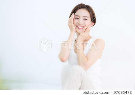 美女圖片 穿背心的女人的肖像 97685478