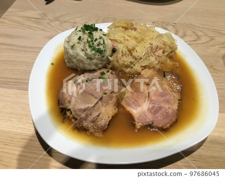 schweinzbraten schweinzbraten 97686045