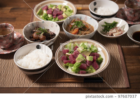 日本餐桌，金槍魚，鱷梨，生菜，沙拉，家常菜，日本料理 97687037