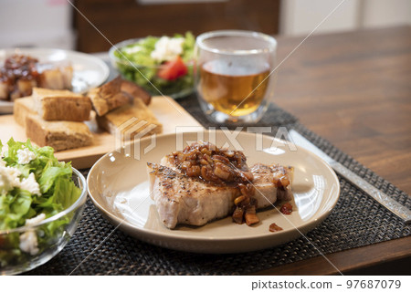 日本餐桌，豬排，蘑菇醬，家常菜 97687079