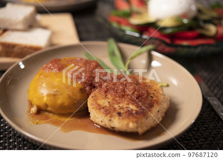 日本餐桌,漢堡包,晚餐 日本餐桌,漢堡包,晚餐 97687120