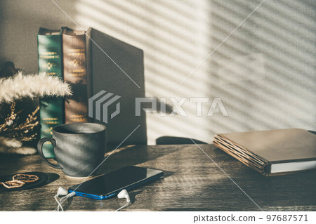 窗邊的燈光、杯子和智能手機 窗邊的燈光、杯子和智能手機 97687571