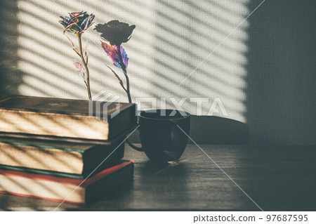 窗邊的燈光、乾花、書籍和杯子 97687595