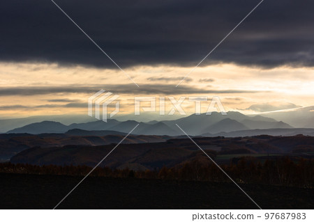 美瑛，北海道，晨光穿過雲層，日本 97687983