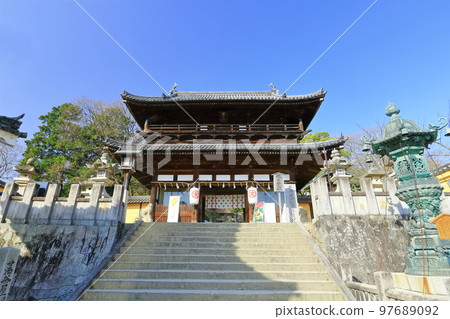 [Kagawa Prefecture] Konpira-san (Daimon/Soumon) at Kotohira-gu Shrine where the morning sun shines in early spring 97689092