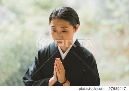 pressing one's hands together in prayer, please or with respect in buddhist correspondence, kimono 97689447