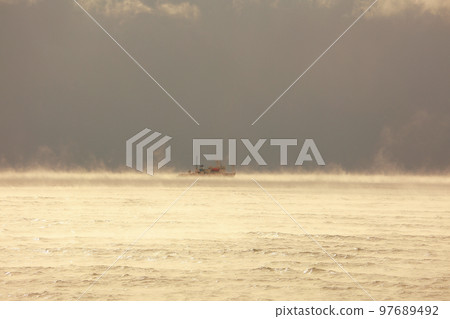 寒冷的海面發生了一場風暴 寒冷的海面發生了一場風暴 97689492