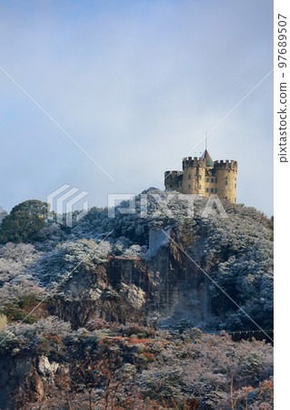 遊樂園的中世紀城堡廢墟 遊樂園的中世紀城堡廢墟 97689507