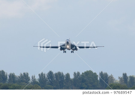 US Air Force B-1B Lancer supersonic bomber landing US Air Force B-1B Lancer supersonic bomber landing 97689547