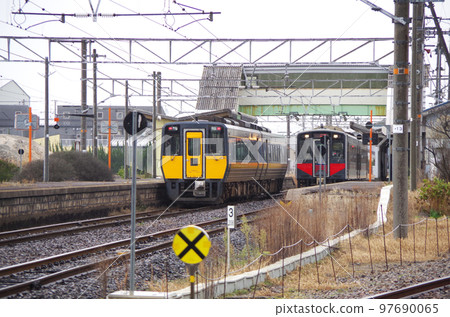 特快列車與普通列車在單線車站交錯的場景 特快列車與普通列車在單線車站交錯的場景 97690065