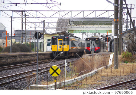 特快列車與普通列車在單線車站交錯的場景 特快列車與普通列車在單線車站交錯的場景 97690066