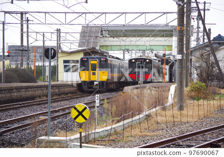特快列車與普通列車在單線車站交錯的場景 特快列車與普通列車在單線車站交錯的場景 97690067