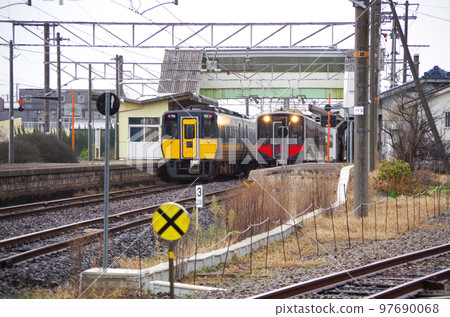 特快列車與普通列車在單線車站交錯的場景 特快列車與普通列車在單線車站交錯的場景 97690068