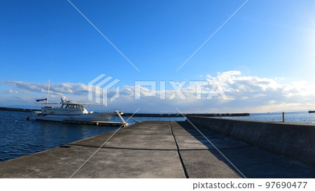 藍色的大海和天空 97690477