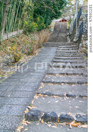 大阪府高槻市南山康岡寺的入路。 大阪府高槻市南山康岡寺的入路。 97691281