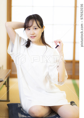 在日式房間穿好衣服。綁頭髮的女人 97692036