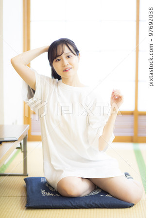 在日式房間穿好衣服。綁頭髮的女人 97692038