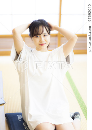 在日式房間穿好衣服。綁頭髮的女人 在日式房間穿好衣服。綁頭髮的女人 97692040